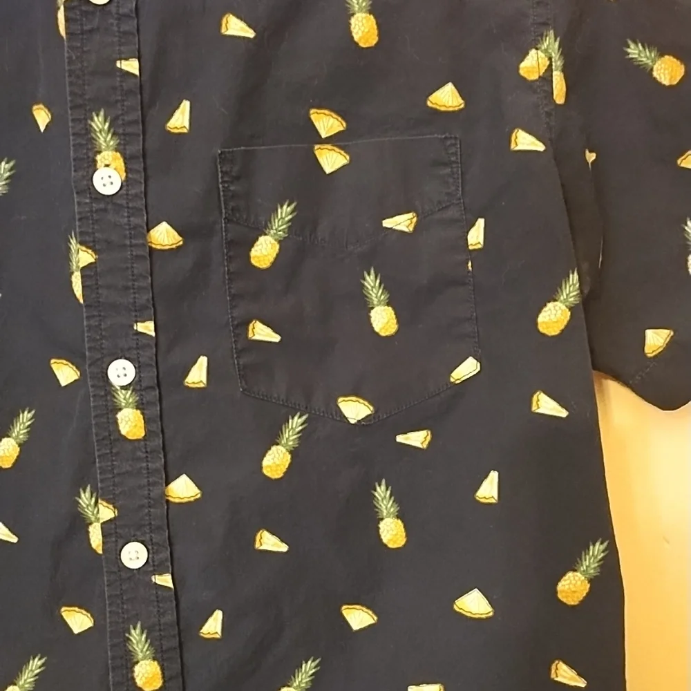 Banana Republic Size Medium Novelty Pineapple Print Short Sleeve Button Do shirt